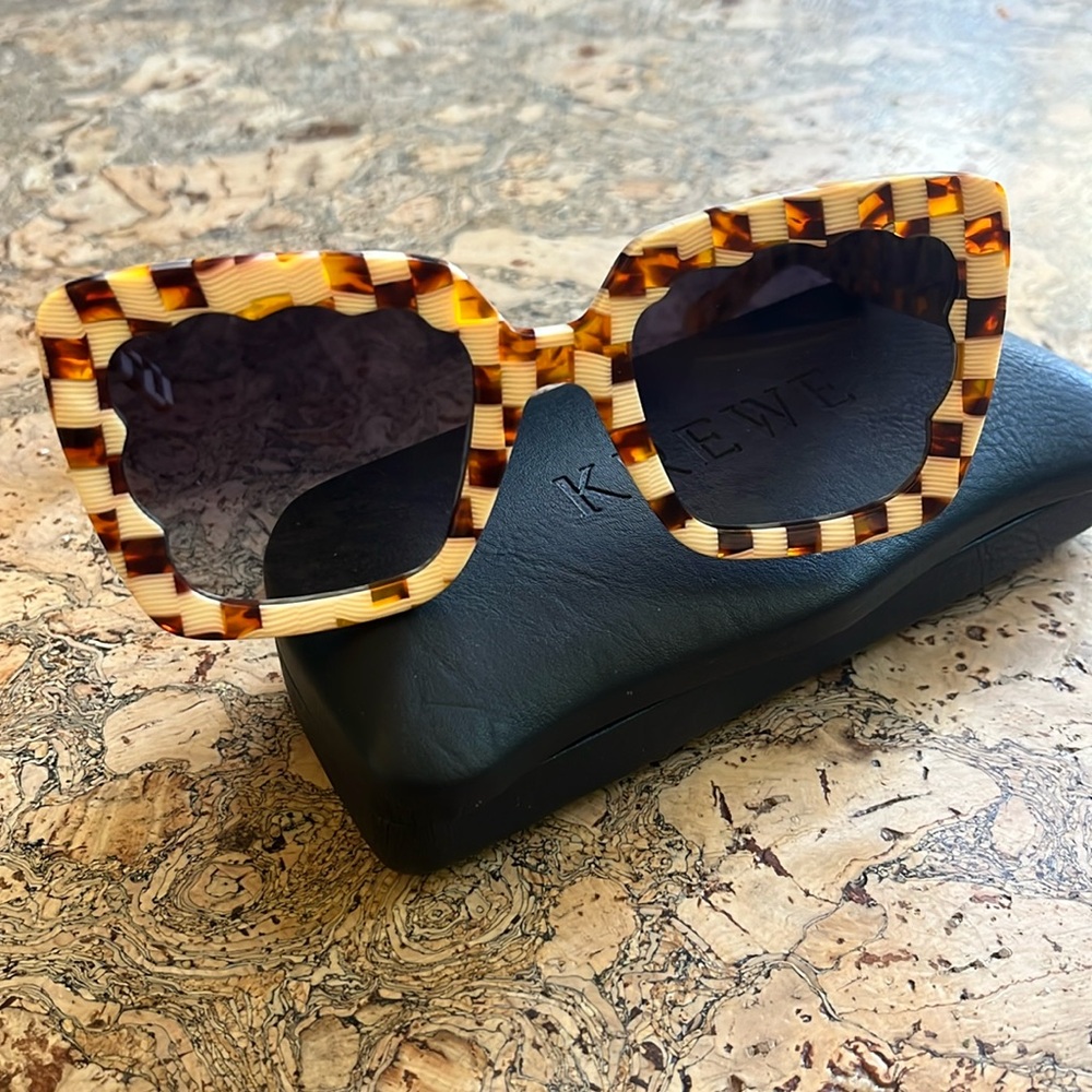 KREWE Elizabeth caffe Stylish Checkered Sunglasses